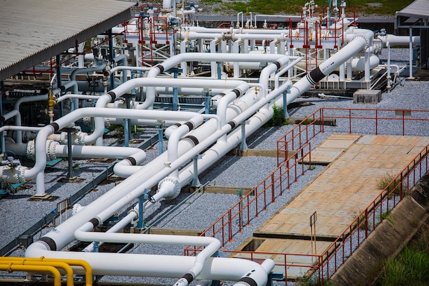 Lange Stahlrohre und Rohrkrümmer in der Stationsölfabrik während der Raffinerie-Petrochemie-Industrie