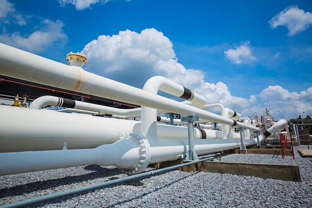 Lange Stahlrohre und Rohrkrümmer in der Stationsölfabrik während der Raffinerie-Petrochemie-Industrie