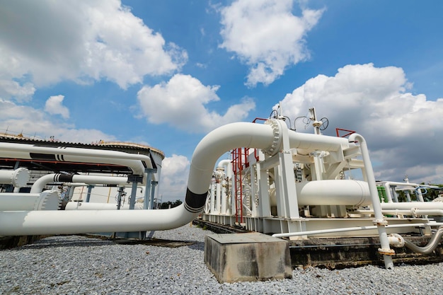 Lange Stahlrohre und Rohrkrümmer in der Stationsölfabrik während der Raffinerie-Petrochemie-Industrie