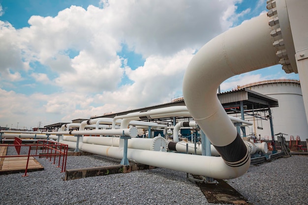 Lange Stahlrohre und Rohrkrümmer in der Stationsölfabrik während der Raffinerie-Petrochemie-Industrie