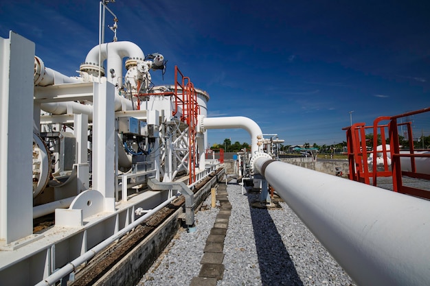 Lange Stahlrohre und Rohrkrümmer in der Stationsölfabrik während der Raffinerie Petrochemieindustrie in der Gasbrennerei.