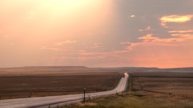 Lange Straße bei Sonnenuntergang in South Dakota.