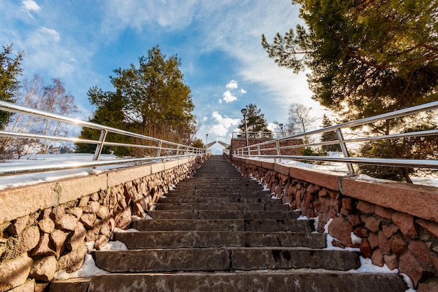 Lange Treppe auf dem Antimudflow-Staudamm Medeu Berühmter Touristenort in Almaty