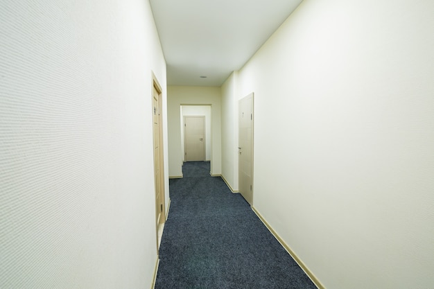 Foto langer heller korridor mit türen in einem neuen hotel, hostel