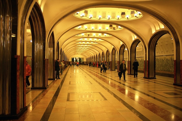 Langer Korridor wölbt die U-Bahn