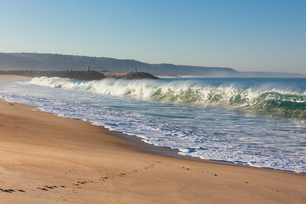 Langer Sandstrand in Nazare Portugal