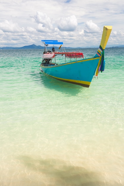 Langer Schwanz Boot tropischer Strand