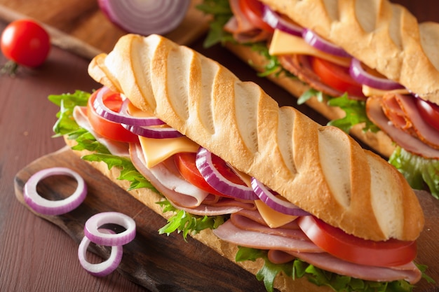 Langes Baguette-Sandwich mit Schinken-Käse-Tomate und Salat