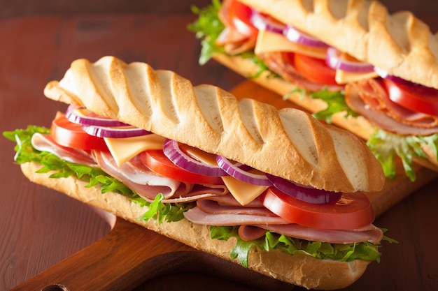 Langes Baguette-Sandwich mit Schinken-Käse-Tomate und Salat