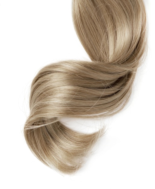 Langes blondes lockiges Haar auf weißem Hintergrund. Ein Teil des blonden Haares für Design