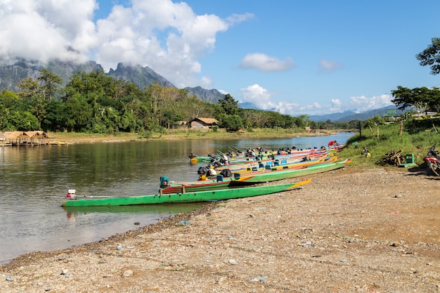 langes Boot in Song River bei Vang Vieng