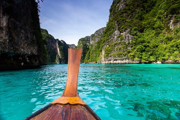 Langes Boot und blaues Wasser an der Mayabucht in Phi Phi Island, Krabi Thailand.