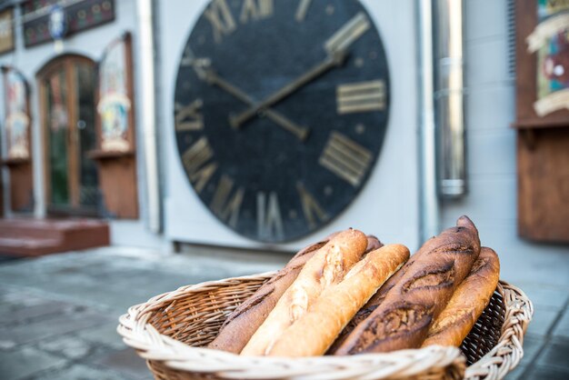 langes Brot in einem Wurzkorb