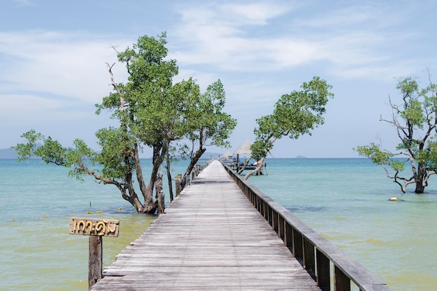 Langes Brückenholz zum Meer, Kohmak Thailand.