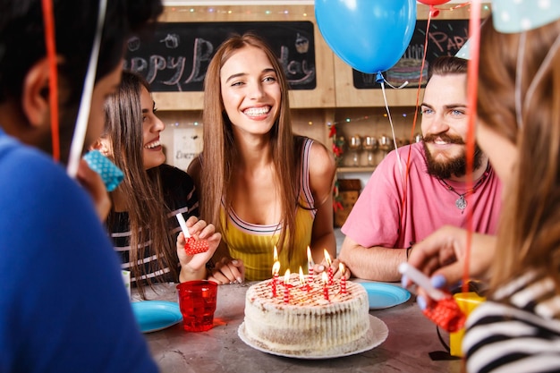 Langes Haarmädchen des Brunette, das herum sitzt