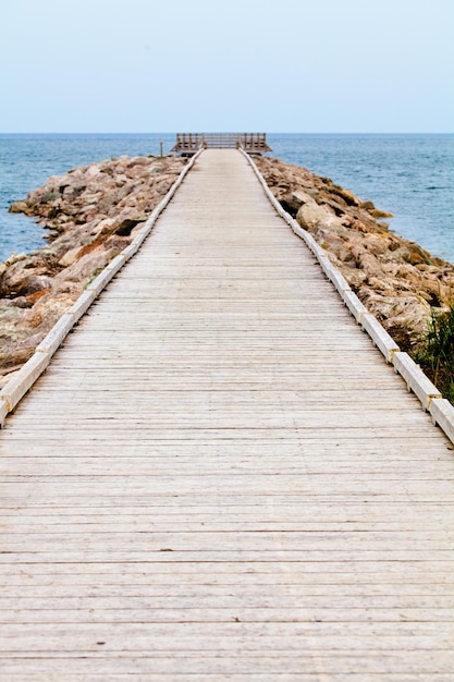 Langes Holzdock mit Observatorium und Blick auf das Meer