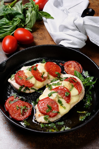 Langet de peito de frango com tomate e mussarela. A-la caprese.