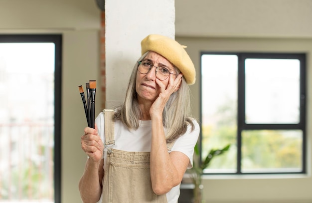 Langeweile, Frustration und Schläfrigkeit nach einer anstrengenden Arbeit