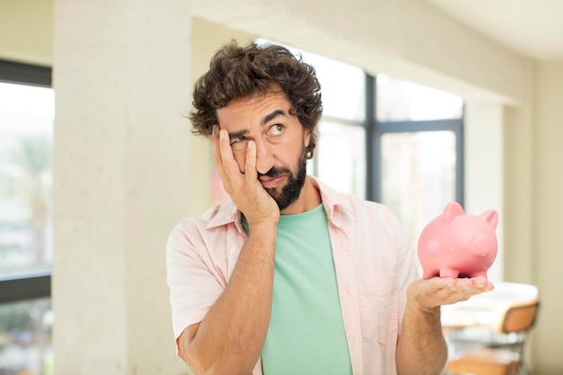 Foto langeweile, frustration und schläfrigkeit nach einer anstrengenden arbeit