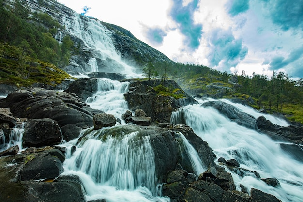 Langfoss Langfossen es la quinta cascada más alta de Noruega