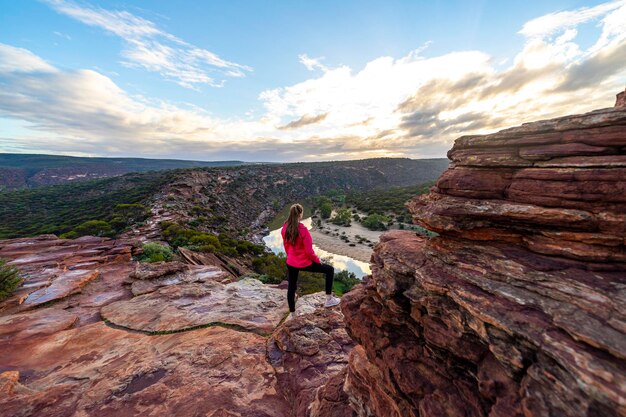 langhaariges mädchen geht entlang eines rückens auf den roten felsen des kalbarri-nationalparks in westaustralien