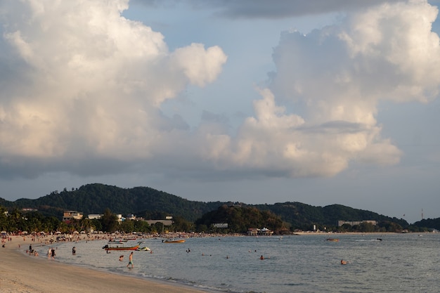 Langkawi, MALASIA - 2 de febrero, Cenang Beach en Langkawi