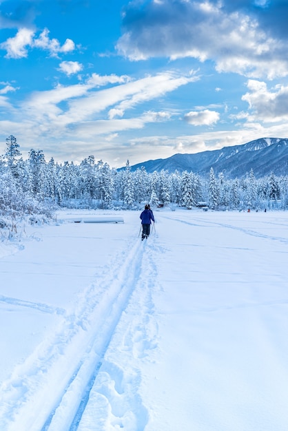 Langläufer auf einem neu zugefrorenen See Lillian in der Nähe von Invermere BC Kanada