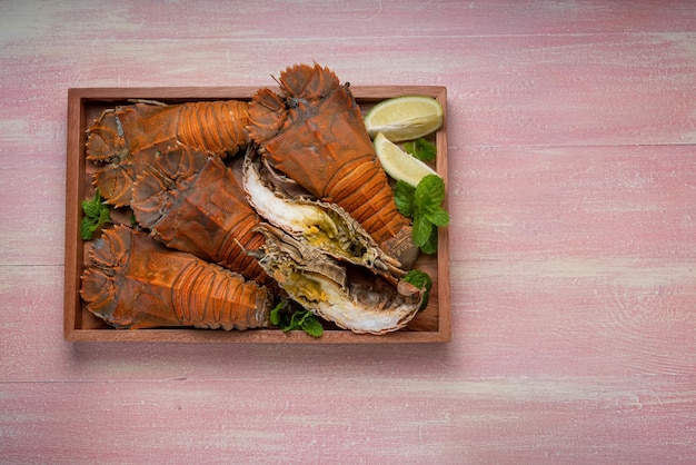 Langosta de cabeza plana o camarones Mantis en un plato de madera listo para comer un plato de mariscos