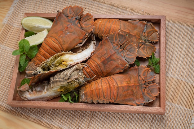 Langosta de cabeza plana sobre fondo de madera listo para comer plato de mariscos