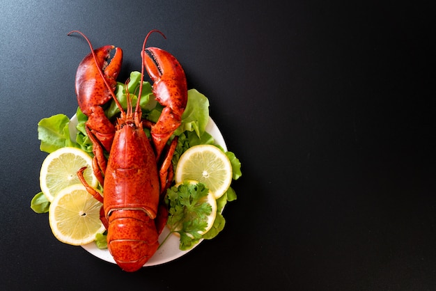 langosta hervida con vegetales y limón