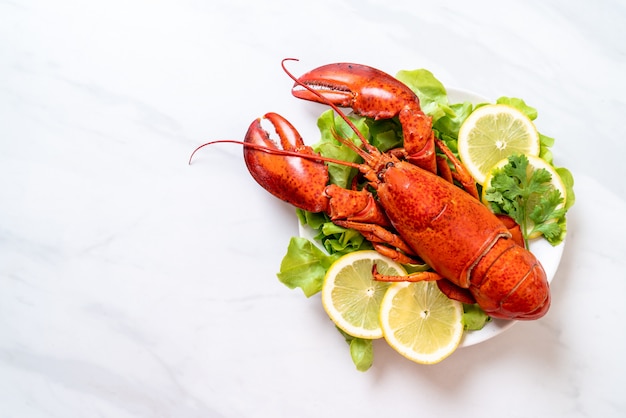 langosta hervida con vegetales y limón