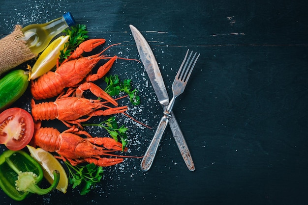 Langosta y verduras frescas Mariscos Sobre un fondo de madera Vista superior Espacio libre para su texto