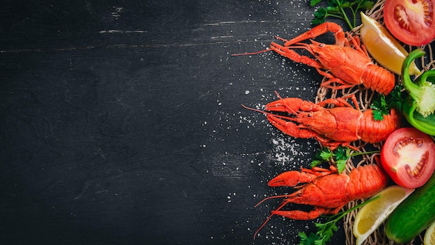 Langosta y verduras frescas Mariscos Sobre un fondo de madera Vista superior Espacio libre para su texto