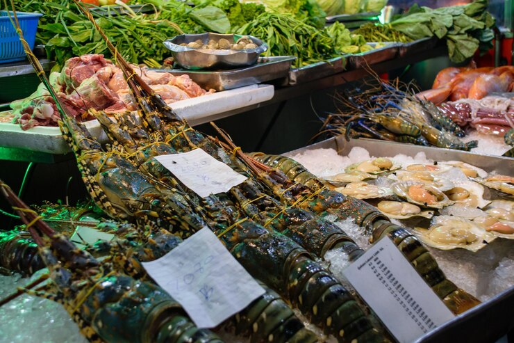 Langostas del mercado y del bazar tradicionales de la comida en Tailandia