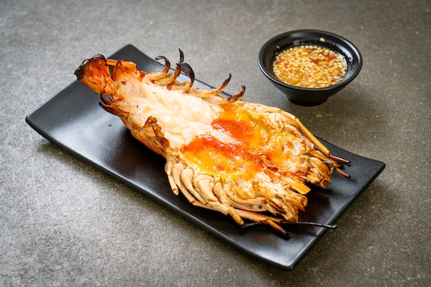 Langostino gigante fresco a la parrilla con salsa picante de mariscos