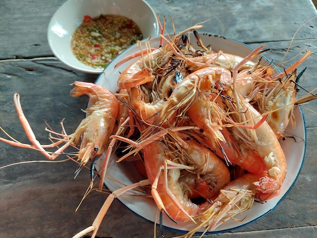 Langostino a la parrilla Langostino gigante de agua dulce en el mercado