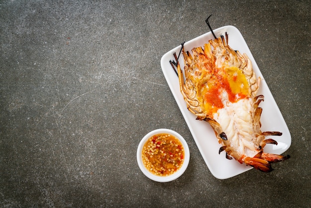 Langostino de río gigante fresco a la parrilla con salsa picante de mariscos