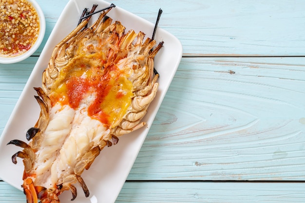 Langostino de río gigante fresco a la parrilla con salsa picante de mariscos