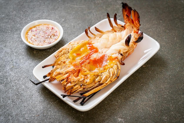 Langostino de río gigante fresco a la parrilla