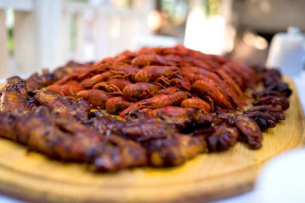 Langostino rojo hervido fresco Plato grande de sabroso cangrejo rojo hervido de cerca en la mesa Concepto de cangrejo de río a cerveza