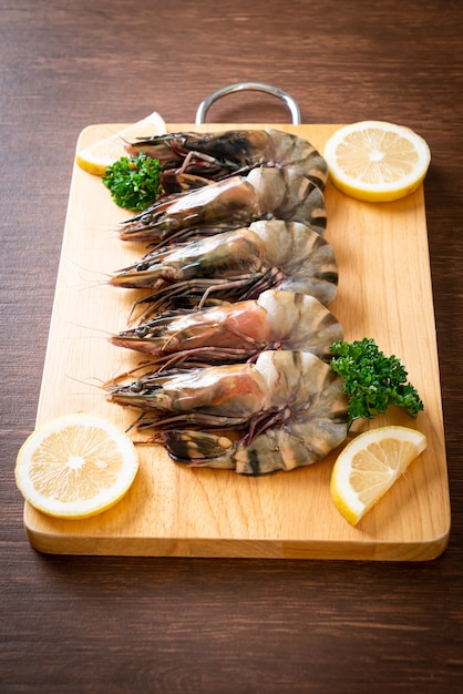 Langostino tigre fresco o camarón sobre tablero de madera