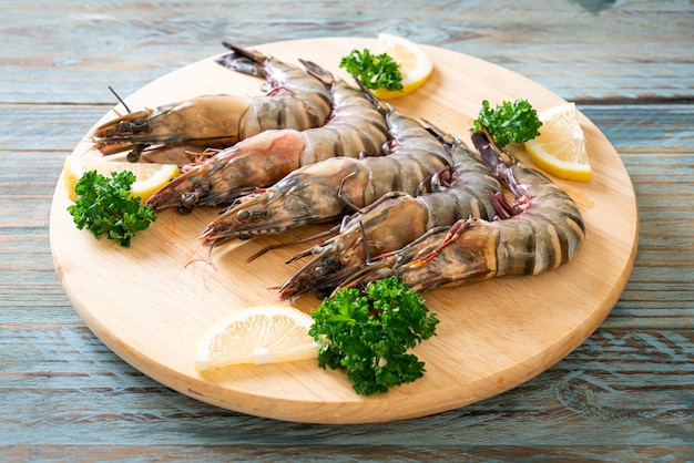 Langostino tigre fresco o camarón sobre tablero de madera