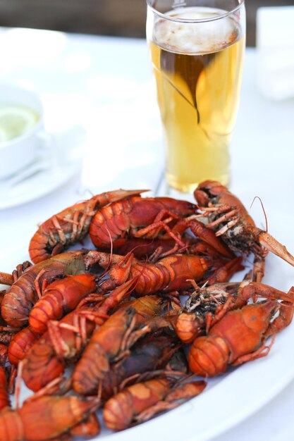 Foto langostinos con cerveza fría fresca en la mesa