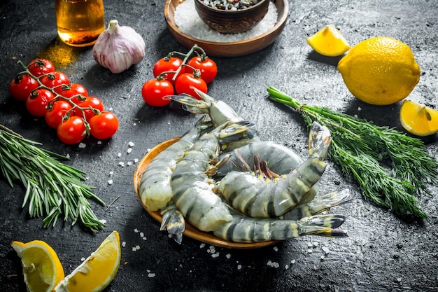 Langostinos crudos con eneldo tomate limón y ajo