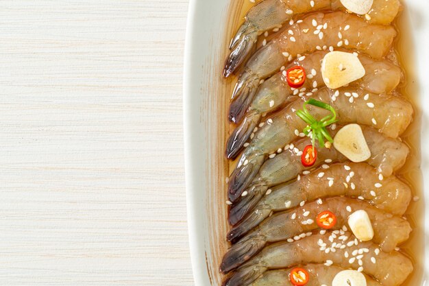 Langostinos en escabeche al estilo coreano o Camarones en escabeche con salsa de soja coreana - Estilo de comida asiática
