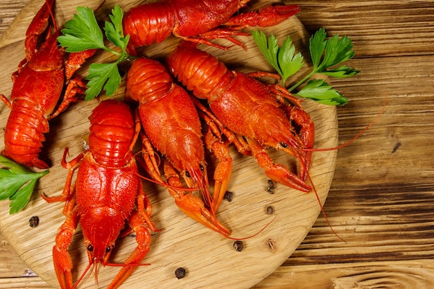 Langostinos hervidos en la tabla de cortar en la mesa de madera Vista superior