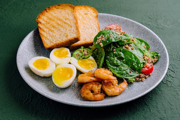 Langostinos a la plancha y ensalada de verduras frescas y huevo