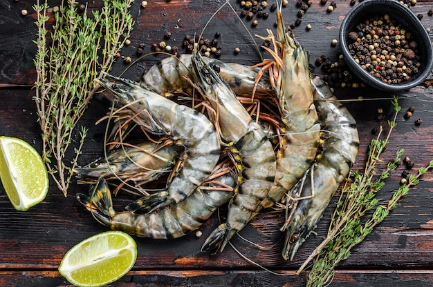 Langostinos tigre negros crudos, gambas al tomillo y pimienta