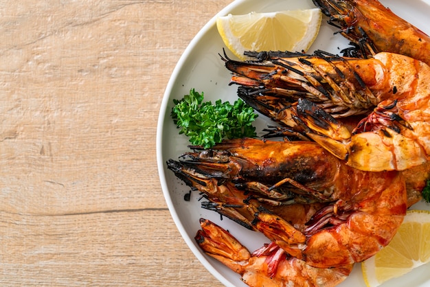 Langostinos tigre a la plancha o gambas con limón en plato