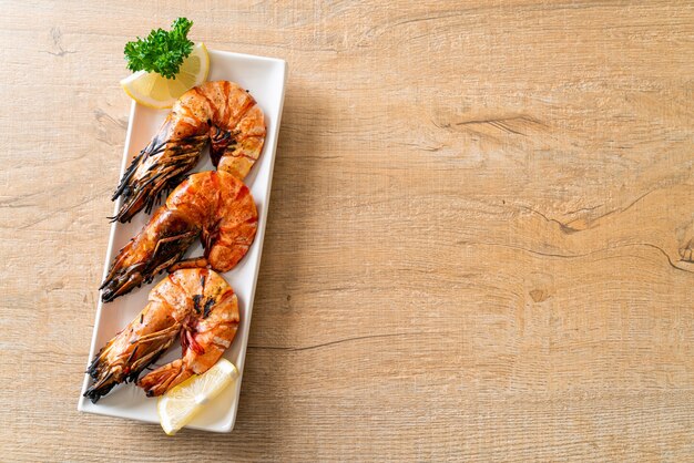 Langostinos tigre a la plancha o gambas con limón en plato